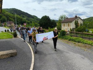 "Une dame hyper joviale" : en Aveyron, Famille et amis ont marché et déposé des fleurs en souvenir de Viviane Jalby, disparue depuis 6 mois