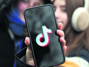 TikTok visé par une procédure en France : seize familles ont déposé une plainte contre le réseau social