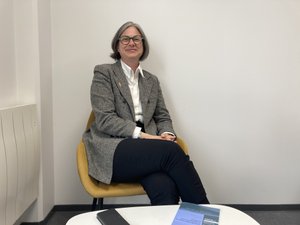 "Un pont entre ceux qui expérimentent les lois et ceux qui les votent" : qui est Pauline Cestrières, nouvelle députée de l'Aveyron qui prend la suite de Stéphane Mazars ?