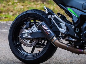 Un jeune motard glisse sur des figues écrasées sur la route et percute une voiture : tragique accident mortel en Occitanie