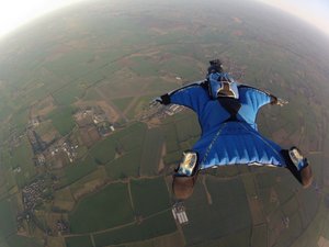 Deux pratiquantes de wingsuit perdent connaissance après une collision en plein vol et heurtent des lignes à haute tension