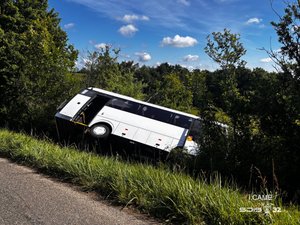 L'image du jour : le bus qui transportait 21 enfants se couche dans le fossé, plus de peur que de mal en Occitanie