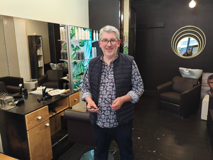 Après 30 ans de présence dans son salon de coiffure à Rodez, Pierre Poux s'apprête à lâcher ses ciseaux pour se consacrer aux sciences de la vie