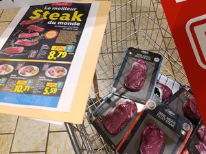 Après l'opération menée par les syndicats agricoles FDSEA et JA en Aveyron, Lidl assure "s'engager pour la filière bovine française"