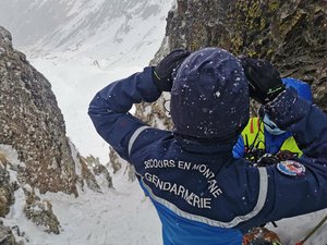 C'est encore l'hiver sur les Pyrénées : deux familles de campeurs et leurs enfants coincés par la neige à 2000 mètres d'altitude