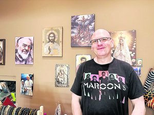 "J'ai pas mal de fidèles" : une boutique dédiée à la foi ouvre dans cette ville de l'Aveyron