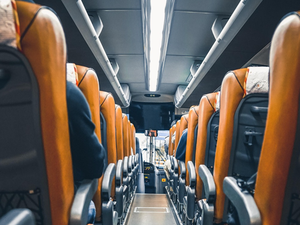 Un voyageur agresse sexuellement une passagère lors d'un trajet de nuit en bus Blablacar : le chauffeur s'arrête sur le parking d'une gendarmerie