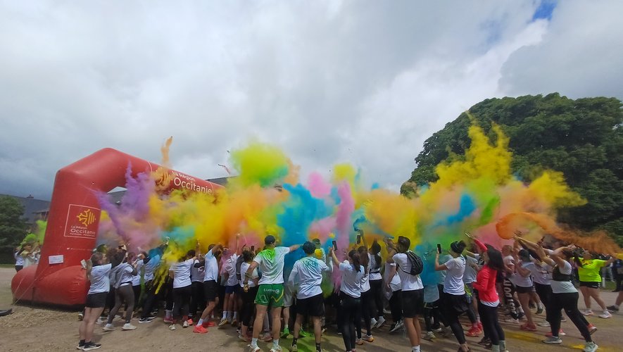 VIDEO. Jogging, music and powder rainbows, the Staps students put Rodez in color with 600 participants in the Color run