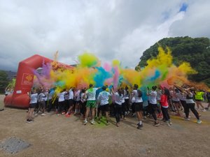 VIDÉO. Footing, musique et arc-en-ciels en poudre, les étudiants en Staps ont mis Rodez en couleurs avec 600 participants à la Color run