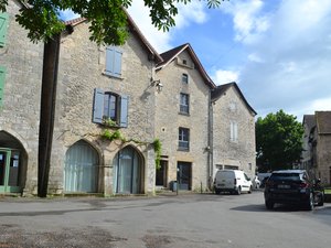 La place du marché a chassé l'église du centre de ce village de l'Aveyron quand il est devenu bastide : retour sur 8 siècles d'histoire