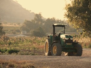 Il faisait son jogging en pleine campagne et voit passer un tracteur qui roulait sans conducteur, il découvre un homme étendu par terre