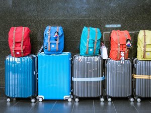 Elle ne voyageait pas léger, mais ses cinq grosses valises ne contenaient pas de vêtements à la grande surprise des douaniers !