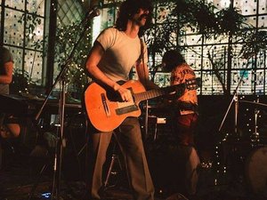 VIDÉOS. La cuisine arlésienne et la crème musicale a rendez-vous à Cassuéjouls avec Andrea Laszlo de Simone et le leader de La Femme