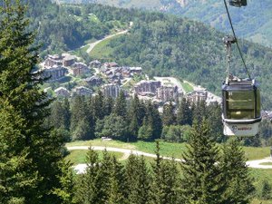 Une construction précipitée ? Une retenue d'eau menace d'ensevelir une partie d'un hameau près d'une station de ski des Alpes