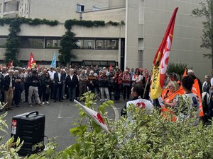La population solidaire du service des urgences de Decazeville : 800 personnes ont répondu à l'appel lancé par l'intersyndicale