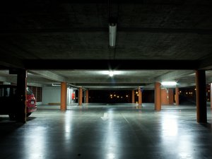 Plus de capot, de phares, de pare-chocs... Parti en voyage d'affaires en avion, il retrouve sa voiture en partie démontée sur le parking où il s'était garé