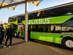 Les toilettes du FlixBus condamnées, durant la pause, elle se rend aux sanitaires sur une aire d'autoroute, la passagère de 84 ans oubliée sur le parking