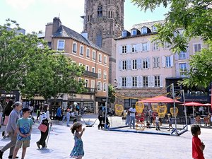 VIDÉO. Parcours de mobilité, homeball, de pannafoot et de badminton... Avec Cité en forme, un air de vacances régnait dans le centre-ville de Rodez