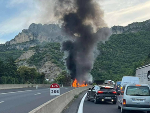 Un poids lourd se renverse et prend feu sur l'A75 : la circulation très fortement perturbée dans les deux sens