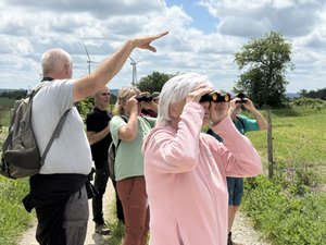 VIDÉO. 300 espèces en Aveyron : au pied des éoliennes, entre Rodez et Pont-de-Salars, une balade organisée par la LPO pour apprendre à voir les oiseaux