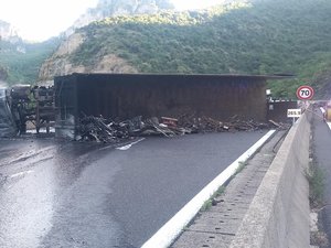 Un poids lourd en feu sur l'A75 avant le tunnel de l'Escalette : les impressionnantes images de l'intervention des pompiers