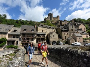 CARTE. 40 millions d'euros de chiffre d'affaires, 150 000 voyageurs accueillis chaque année, plus de 4 000 biens proposés... En Aveyron aussi, le modèle Airbnb gagne du terrain