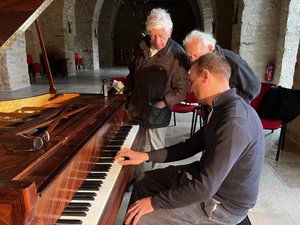 Le piano d'Yves-Marie Bruel s'accorde au présent, avec un concert dans la grange de Floyrac ce samedi 30 mai