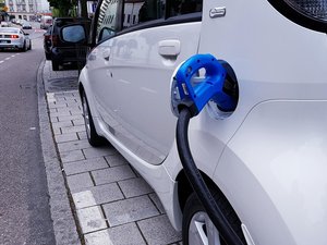 Bornes de recharges électriques : des variations de tarifs "jusqu'à près de 500 %", c'est possible et une association s'en indigne