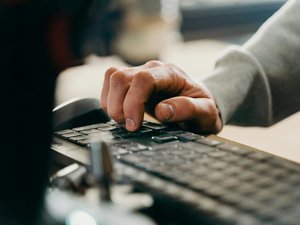 Caché derrière un compte Facebook, il relayait des publications racistes, sexistes et homophobes : l'élu RN démissionne après avoir été découvert