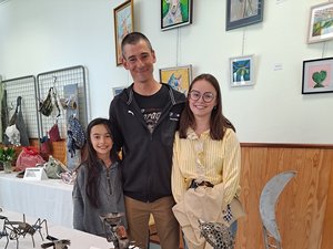 Thierry Routhe et ses deux petites ouvrières : une famille d'artistes au Moulin d'Arnaud en Aveyron