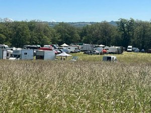 Une rave party en cours en Aveyron, une centaine de teufeurs installés : gendarmes et agriculteurs mobilisés