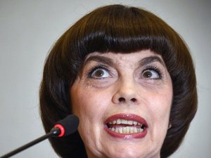 "Effectivement, ça ne l'a pas fait rire" : la chanteuse Mireille Mathieu s'attaque à une bière bretonne baptisée "Mireille Mafieux"