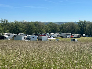 "Les campagnes ne sont pas des décharges sauvages" : la colère des agriculteurs face à la rave party illégale du week-end en Aveyron