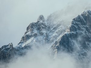 En vacances, trois jeunes d'une vingtaine d'années partent randonner en montagne et se retrouvent coincés et dans l'impossibilité de rebrousser chemin à près de 2 500 m d'altitude