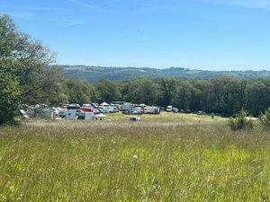 "On ne pensait pas que ce type d'événement se passe ici" : les deux cents teufeurs de la rave party sauvage sont repartis, le champ de l'agriculteur ne pourra pas être fauché