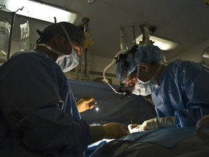 "Je ne le supportais pas" : le destin les réunit quarante ans plus tard, en lui donnant un de ses reins elle sauve la vie d'un de ses anciens instituteurs