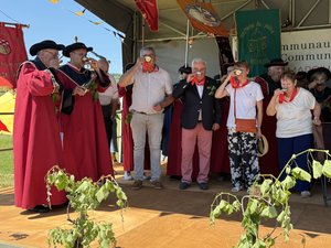 VIDÉO. "Ces confréries sont des communautés de métiers et de savoir-faire" : plus de 500 personnes célèbrent le vin de Marcillac pour la Saint-Bourrou