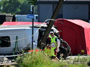 "La barrière était fermée avec un feu rouge" : le train percute un car scolaire et le projette à 15 mètres contre un pylône, quatre morts dont deux enfants