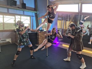 Allier l'élégance artistique aux catcheurs : un spectacle insolite mêlant catch et pole dance se prépare à l'ASPTT ce samedi 30 mai à Rodez
