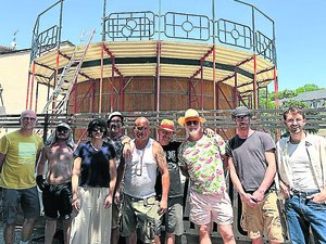 Entre voltige à moto et spectacle musical : en route pour le Mur de la mort, à Villefranche-de-Rouergue