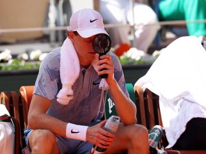 Immense surprise à Roland-Garros : le numéro 1 mondial Jannik Sinner éliminé dès le 2e tour