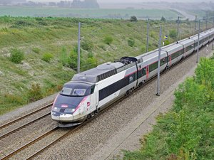 Le TGV se retrouve immobilisé sous une chaleur écrasante, l'amende de 200 ¬ dont elle a écopé pour avoir ouvert une issue de secours afin d'aider une personne en détresse, est annulée