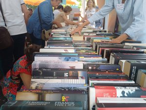 VIDÉO. "Ce rendez-vous fait aussi partie de notre raison d'être et il est normal que nous apportions notre aide" : les Livres du coeur sont déjà un grand succès à Rodez !