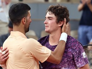 Roland-Garros : coup de tonnerre, le Serbe Novak Djokovic renversé en cinq sets par le jeune brésilien de 19 ans, Fonseca