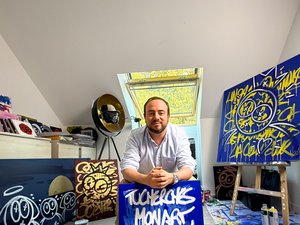 "Je ne peins pas pour décorer, je peins pour transmettre quelque chose d'invisible" : directeur marketing le jour, artiste autodidacte la nuit, en Aveyron, Niamor, de l'ombre à la lumière