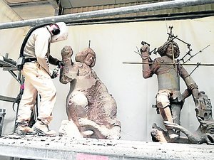 "La statue devrait être achevée d'ici trois semaines" : le nouvel ange gardien de la collégiale prend forme dans cette commune de l'Aveyron