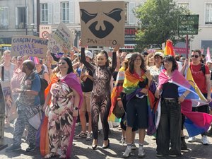 VIDÉO. "C'est un jour où l'on sait qu'on peut sortir en étant soi-même sans se faire juger", la diversité a été célébrée à Rodez avec la Marche des fiertés