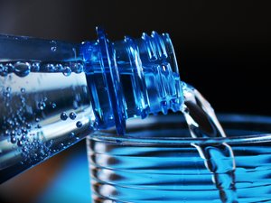 "C'est difficile à comprendre" : Il faut lui rappeler de boire de l'eau, un retraité facturé 400 ¬ en plus par mois pour ces "nouveaux besoins en soins"