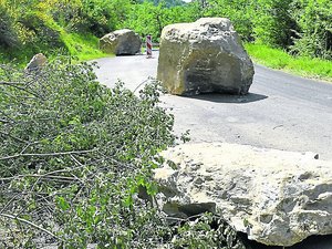 Des blocs de roche de plusieurs tonnes se décrochent d'une falaise en Aveyron et finissent sur la route