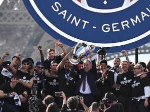 "Prolonger la fête": les joueurs du PSG, double champion d'Europe, paradent devant leurs supporters au Champ-de-Mars, au pied de la Tour Eiffel avant d'être reçus à l'Elysée